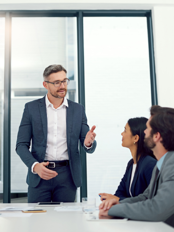 Business-Meeting mit Team im Büro, Manager erklärt Strategie mit 360° Blick auf Prozesse, Daten und Unternehmensziele.