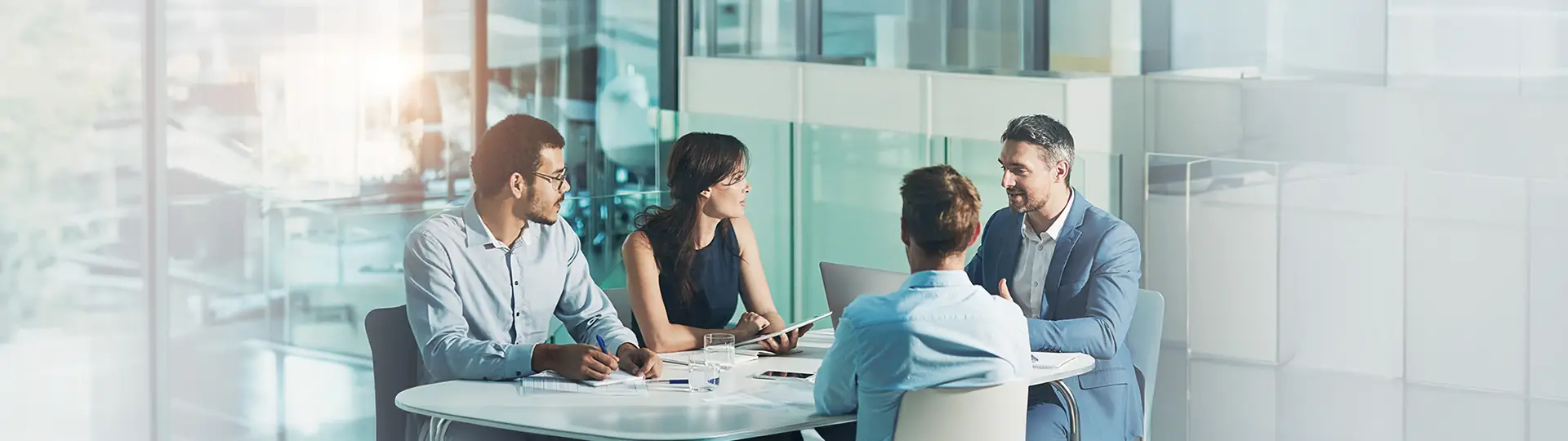 Beraterteam diskutiert Strategien und Kennzahlen im Meetingraum und entwickelt gemeinsam Lösungen zur Kanzleientwicklung im Rahmen des Programms ProKanzlei.